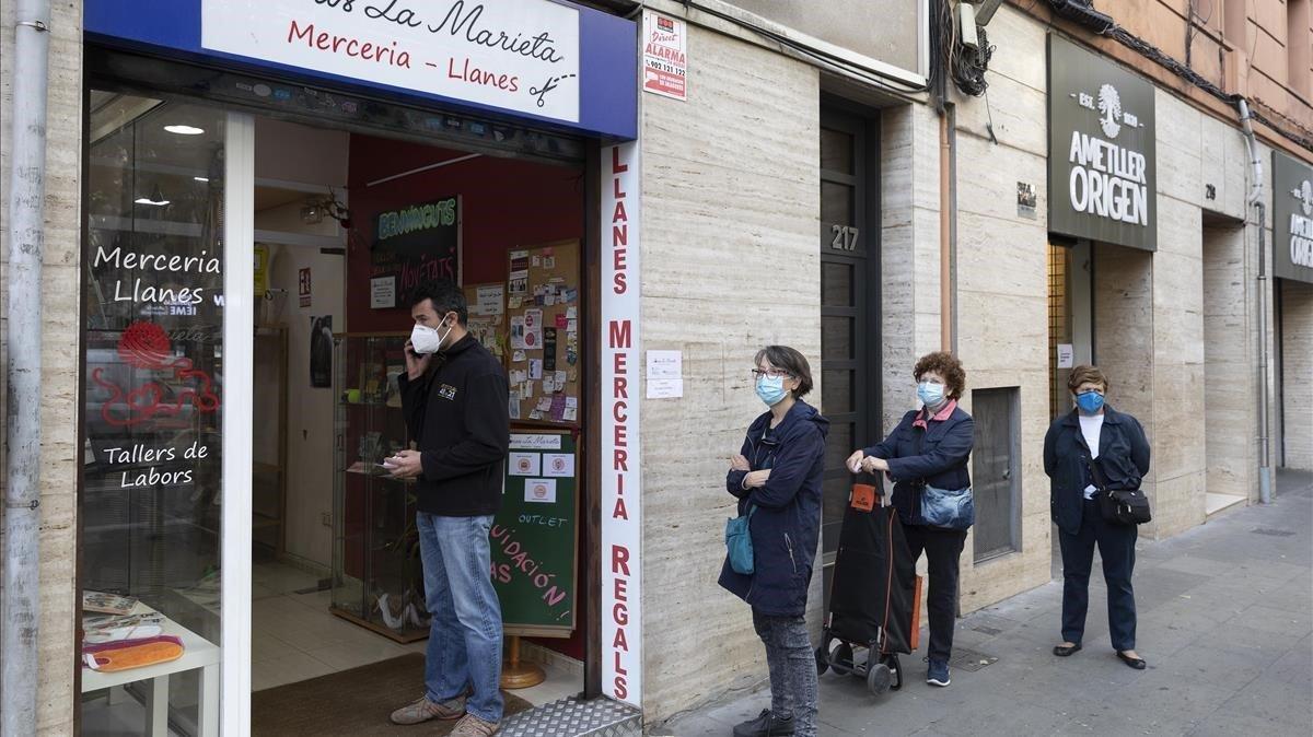 Cola de clientes en una mercería de Barcelona.