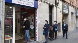 Cola de clientes en una mercería de Barcelona.