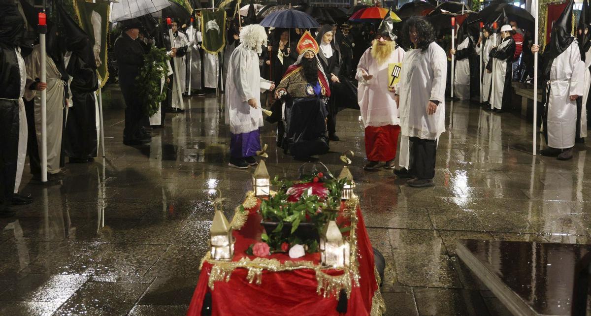 La lluvia no frustró la celebración en Marín. | GUSTAVO SANTOS