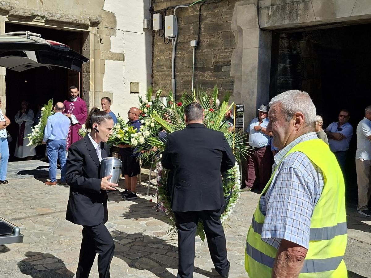 En imágenes: La iglesia de Santa María, en Villanueva, se llena para dar el último adiós a Enrique López En imágenes: La iglesia de Santa María, en Villanueva, se llena para dar el último adiós a Enrique López