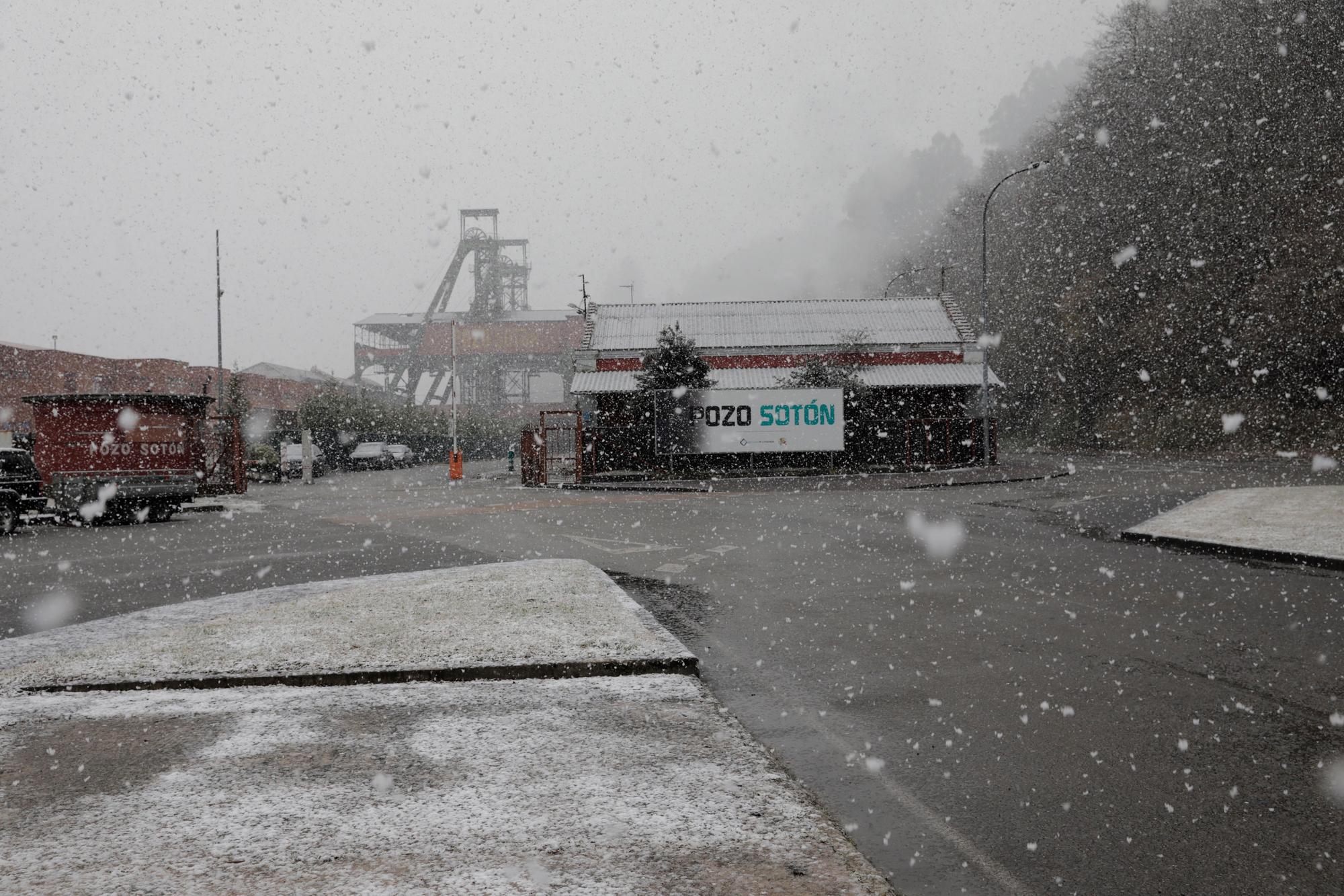 EN IMÁGENES: La borrasca Juliette lleva la nieve casi hasta la costa en Asturias