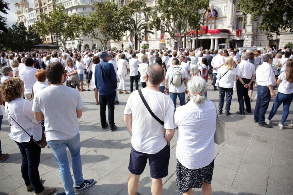 Concentración en València por el diálogo en Cataluña