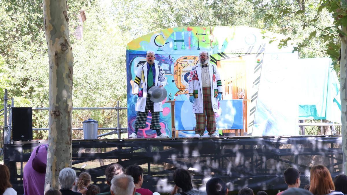 Espectáculo infantil “Chiflados” de Teatro La Sonrisa en las aceñas de Cabañales.