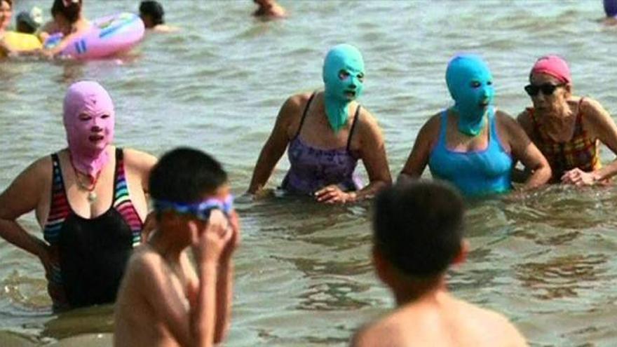 El &#039;biquini facial&#039; se impone en las playas de China