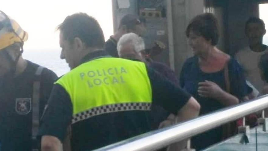 Un momento del rescate en el ascensor de la pasarela