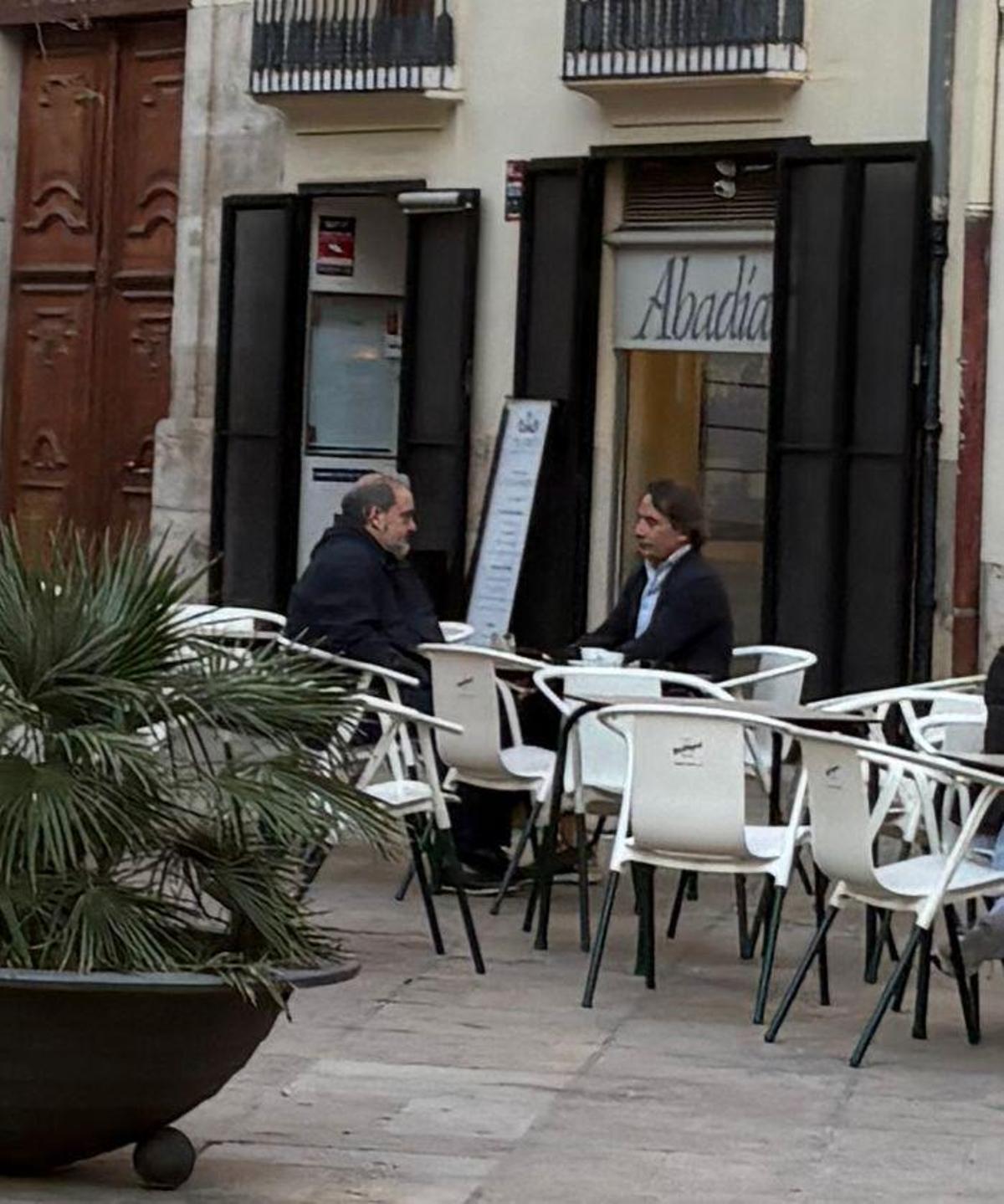 El politólogo de Mazón, Josep Lanuza, y el exjefe de gabinete de Mazón en la terraza de una cafetería cercana al Palau de la Generalitat