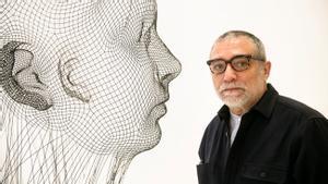 Jaume Plensa posa con una de sus esculturas. 