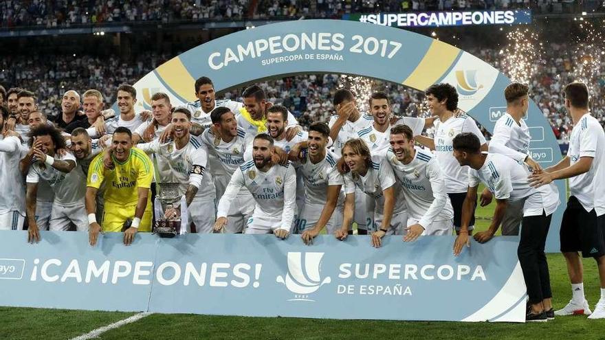 Los jugadores madridistas festejan sobre el césped del Santiago Bernabéu su segundo título tras la consecución de la Supercopa de Europa. // Chema Moya