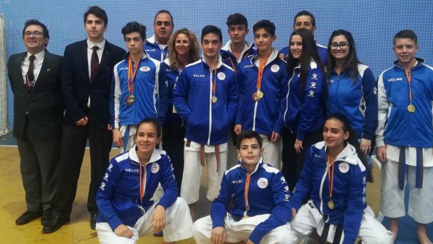 Los karatecas del Club Chazarra con sus medallas, junto a sus entrenadores y árbitros