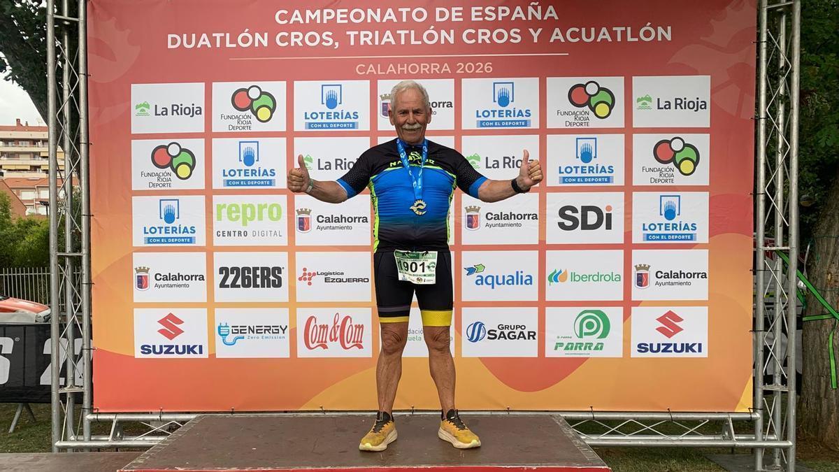 Roberto Llamedo en lo más alto del podio en Calahorra, tras proclamarse campeón de España de duatlón cross.