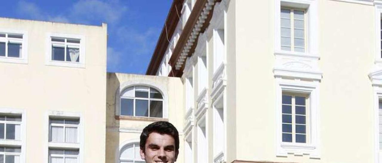 Luis Alfonso Rodríguez, en el Colegio Apóstol Santiago de Vigo. // J. Lores