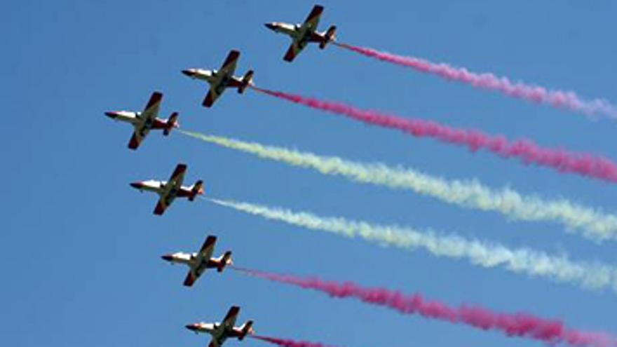 Más de 50.000 personas siguen la exhibición militar en Badajoz