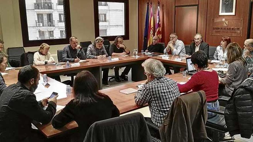 El conseller asistió a la reunión con los sindicatos ayer para hablar sobre las oposiciones.