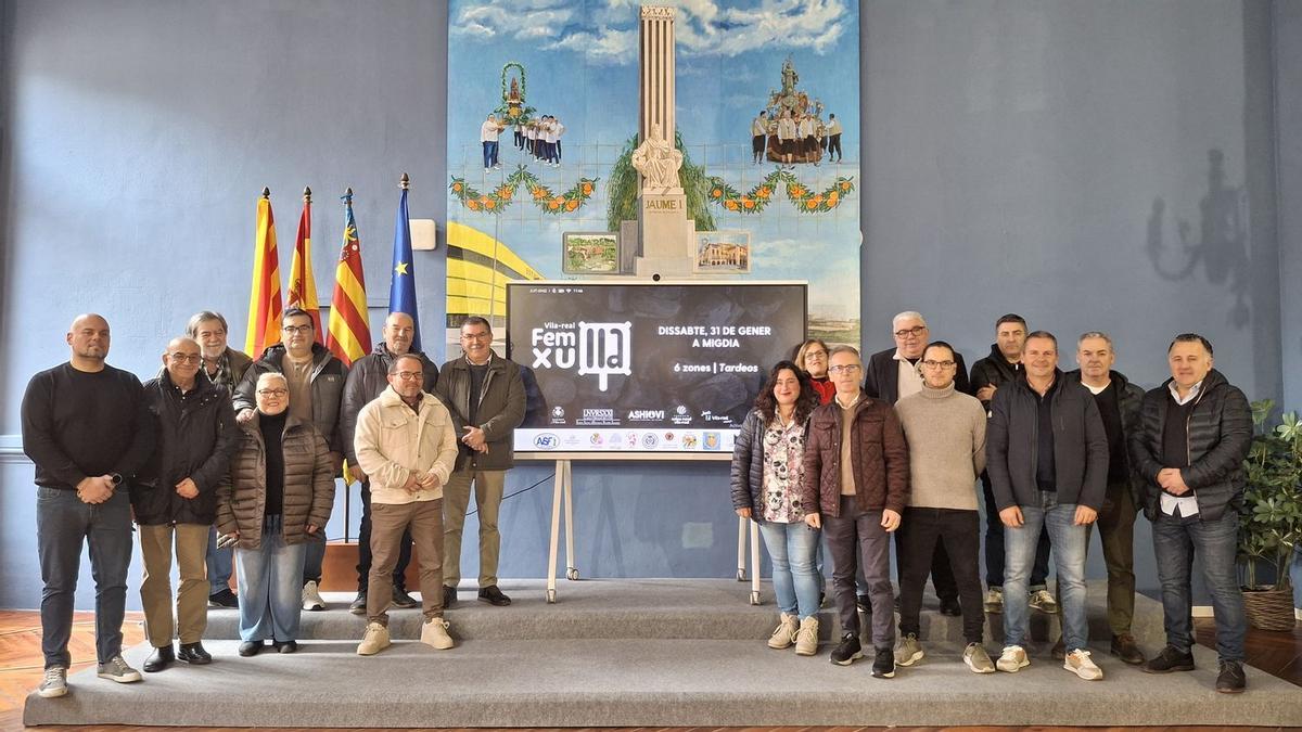 Organizadores, colaboradiores y patrocinadores de Fem Xulla, en una foto de familia durante la presentación del evento.