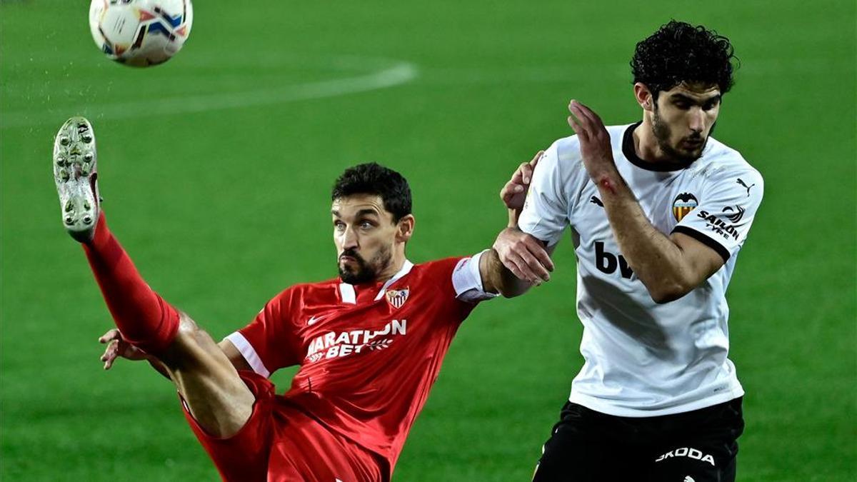 Navas despeja de forma acrobática ante la presencia de Guedes