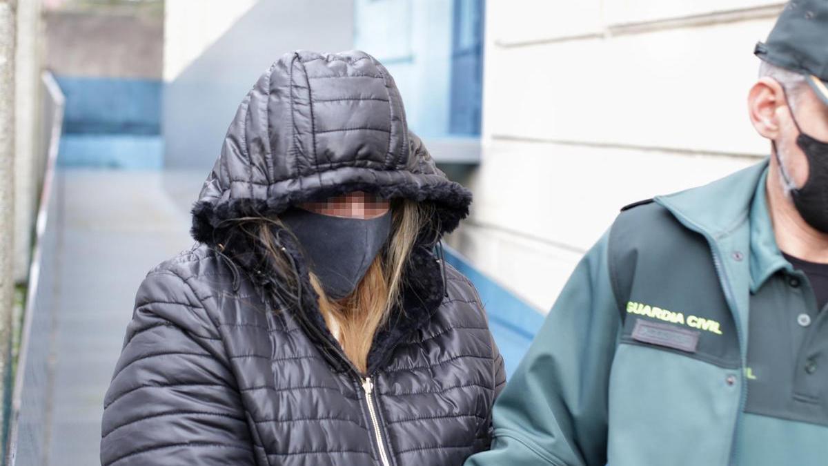 Foto de archivo de un agente llevando esposada a Ana Sandamil a la Audiencia Provincial de Lugo