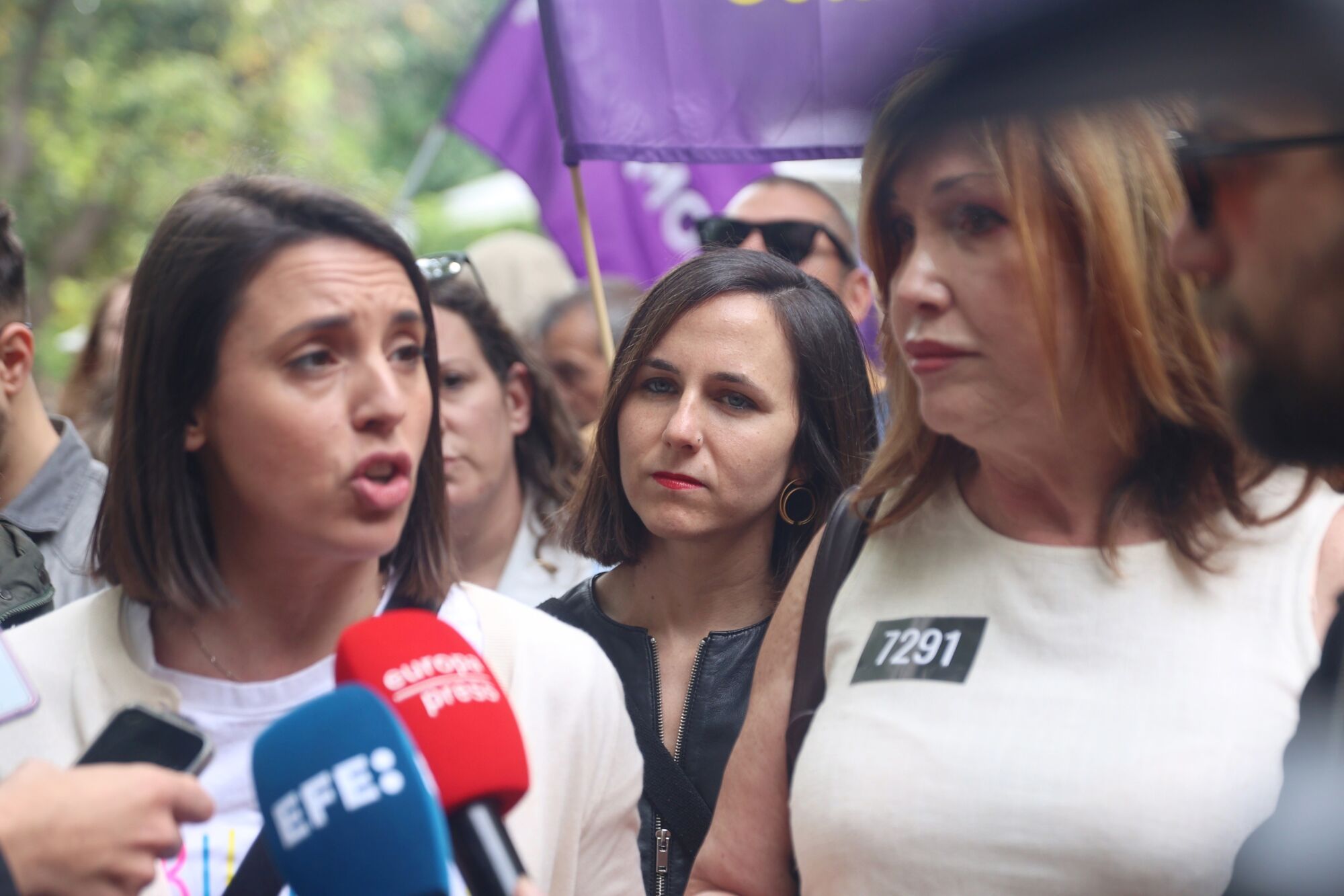 19/05/2024 (I-D) La secretaria Política de Podemos y candidata del partido a las elecciones europeas, Irene Montero, la secretaria general de Podemos, Ione Belarra, y la activista y presidenta de la Federación Plataforma Trans, Mar Cambrollé, atienden a los medios de comunicación durante una manifestación para defender la sanidad pública, a 19 de mayo de 2024, en Madrid (España). ‘Madrid sigue en pie’ es el lema escogido por el espacio Vecinas y Vecinos de Barrios y Pueblos de Madrid en su llamamiento a la ciudadanía para que salga a la calle a defender su sanidad pública. Ya lo hizo en las multitudinarias manifestaciones de noviembre de 2022 y en febrero de 2023 al grito de ‘Madrid se levanta’ cuando centenares de miles de madrileños se congregaron en la Plaza de Cibeles para exigir al Gobierno de la Comunidad de Madrid una sanidad cien por cien pública, de calidad y universal. Por tercera vez, las cuatro columnas en lucha: la del norte en Nuevos Ministerios; la del oeste en Plaza de España; la del este, en el Hospital de la Princesa; y la del sur, en Atocha, confluyen en torno a la fuente de la plaza de Cibeles. ECONOMIA Ricardo Rubio - Europa Press