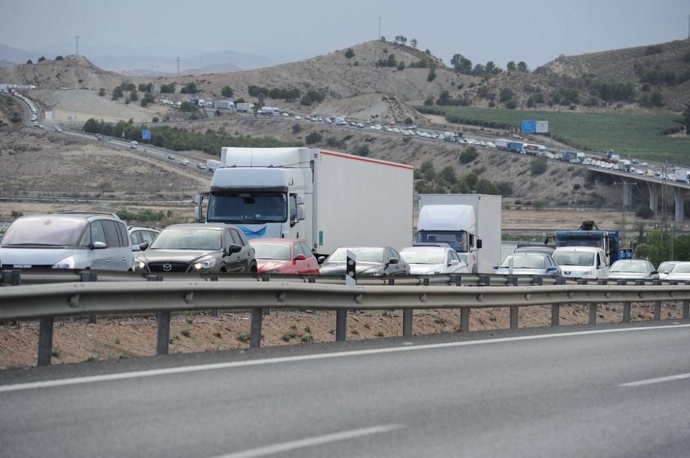 Atascos kilométricos tras el accidente de una furgoneta en la A7