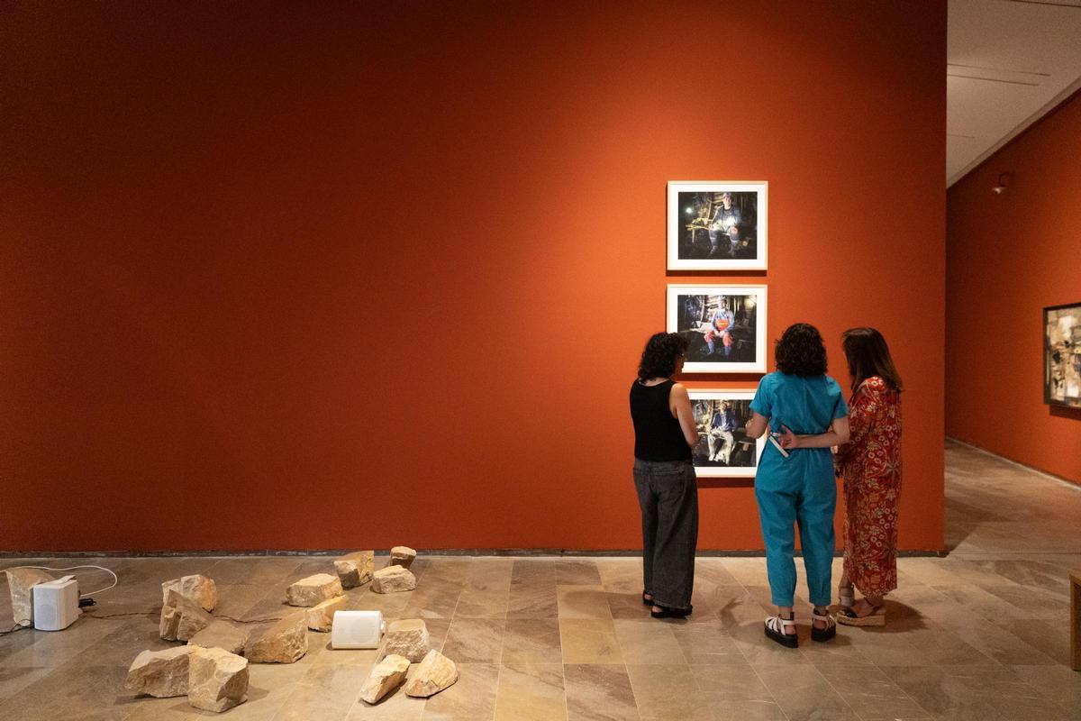 Un momento de la visita durante la inauguración de la exposición en València