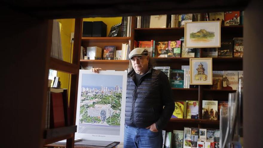 Ricardo González Mestre muestra una de sus obras.