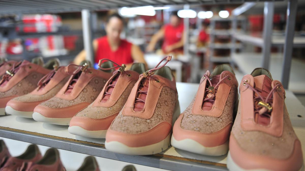 Varios pares de zapatos fabricados en una empresa de la provincia.
