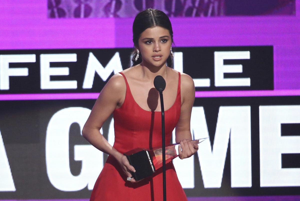 Selena Gomez accept the award favorite female artist pop/rock at the American Music Awards at the Microsoft Theater on Sunday, Nov. 20, 2016, in Los Angeles. (Photo by Matt Sayles/Invision/AP)