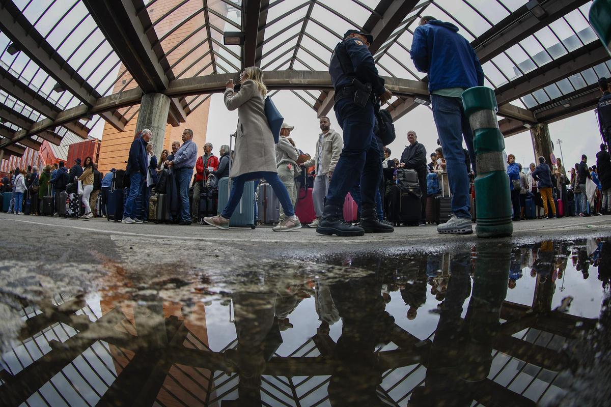 Colas y desconcierto en Atocha tras el robo de cable en la línea de alta velocidad Madrid-Andalucía