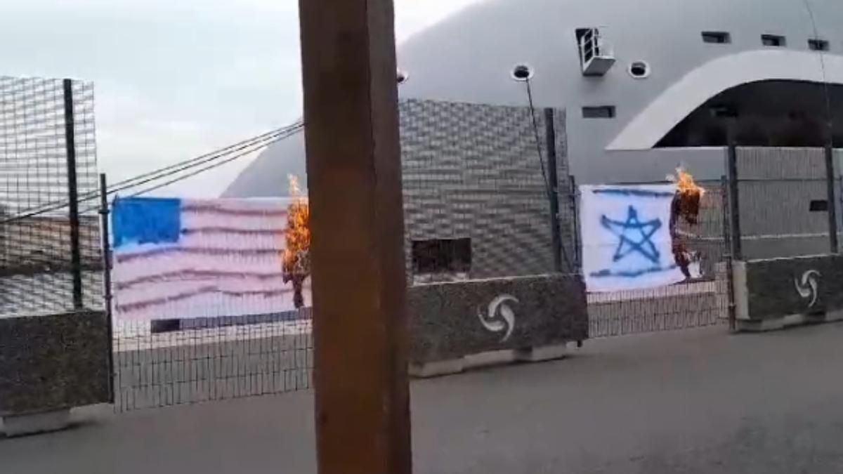 "Fuera sionistas de Canarias": Activistas protestan contra la llegada del buque 'Olivia O' al puerto de Las Palmas