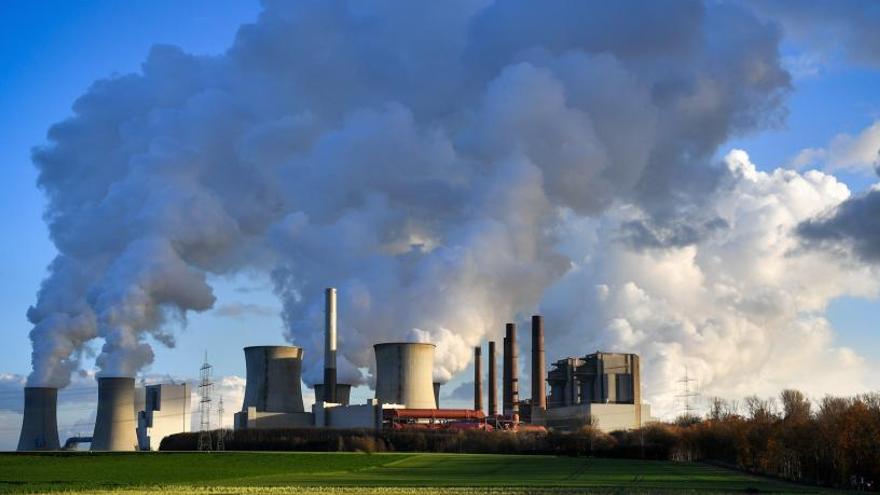 Varias columnas de humo se desprenden de una planta.