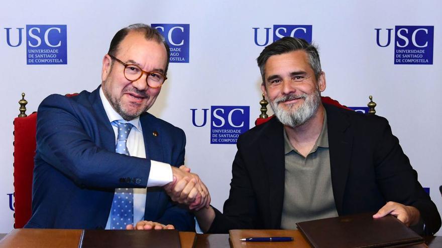 El rector de la USC, Antonio López, y el presidente de Indesia, Valero Marín, durante la firma del convenio