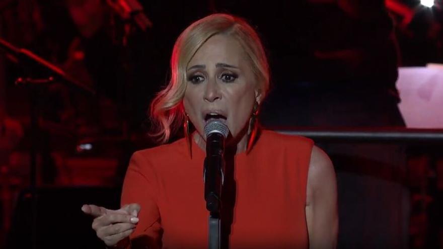 Marta Sánchez vuelve a cantar el himno de España vestida con los colores de la bandera