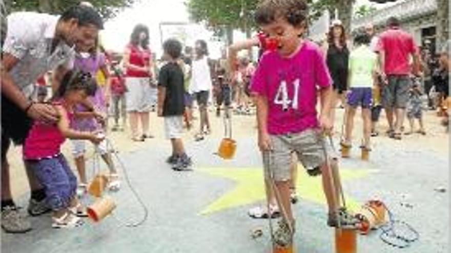 Un nen participa en una de les activitats, ahir a la Bisbal d&#039;Empordà.