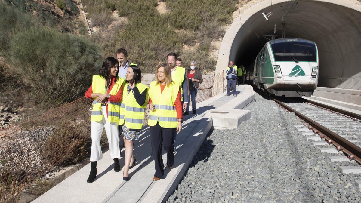 Isabel Pardo, Rebeca Torró y Pilar Bernabé durante la visita. Al fondo el tren laboratorio saliendo del túnel