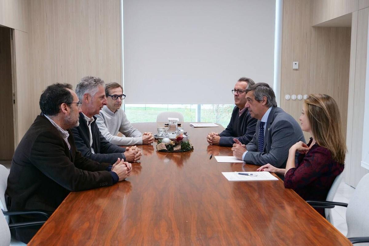 El convenio ha sido suscrito por el rector de la UMA, Teodomiro López, y por Diana Fernández, responsable del programa Enseña de Oracle en España.