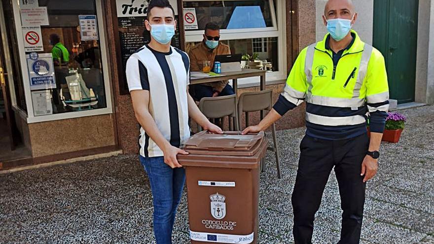 Entrega de uno de los bidones marrones en Cambados.  | // CEDIDA