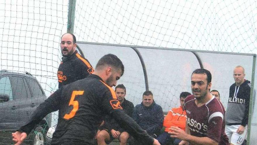 Una acción de un partido de esta jornada en Cangas. // Gonzalo Núñez