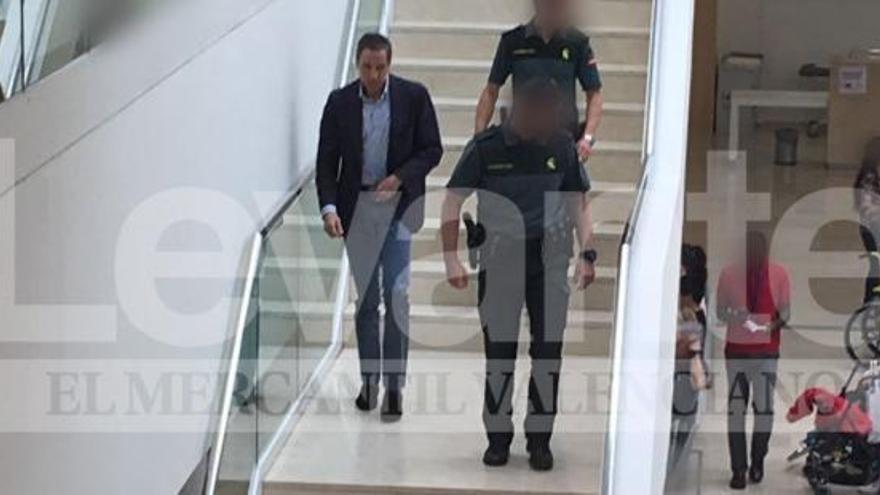 Eduardo Zaplana tras finalizar su tratamiento en el Hospital La Fe es custodiado de regreso a prisión.