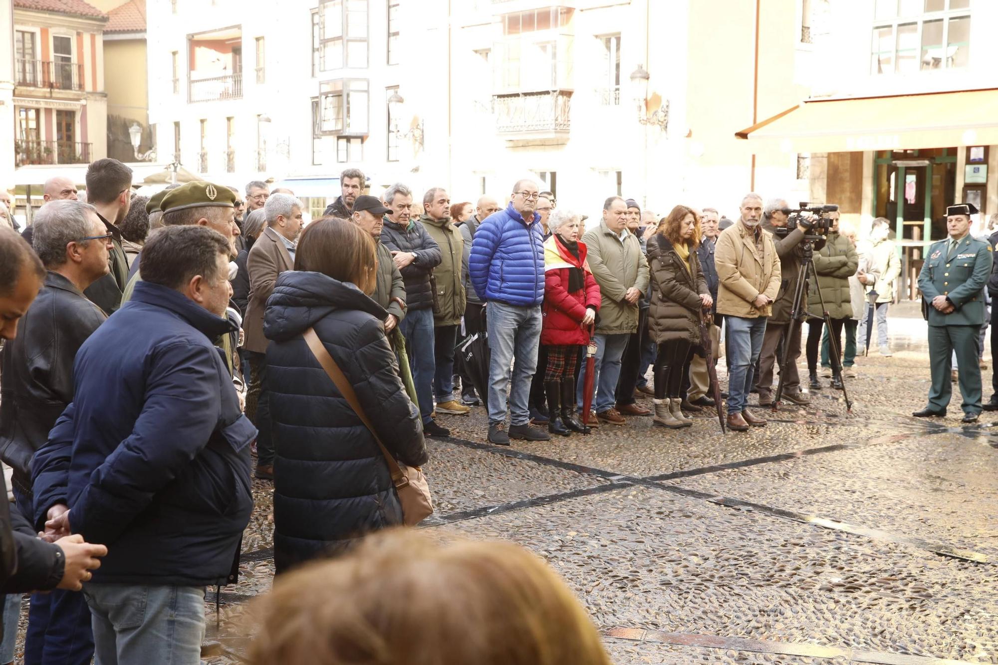 El minuto de silencio en Gijón por los dos guardias civiles asesinados en Barbate, en imágenes