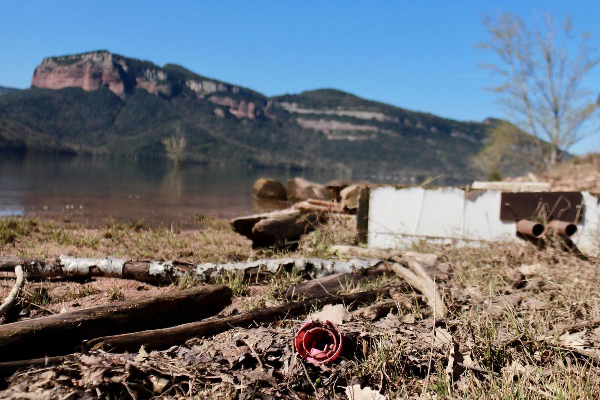 Desechos acumulados en el pantano de Sau.