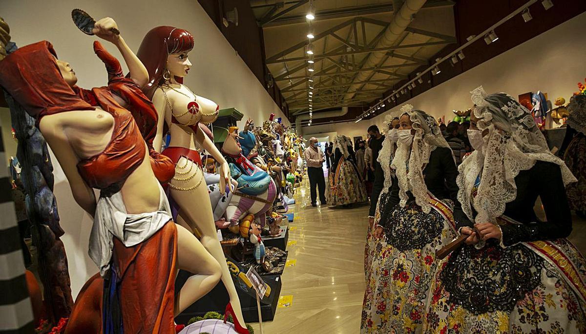 Instantes de la puesta de largo de la exposición.  | RAFA ARJONES