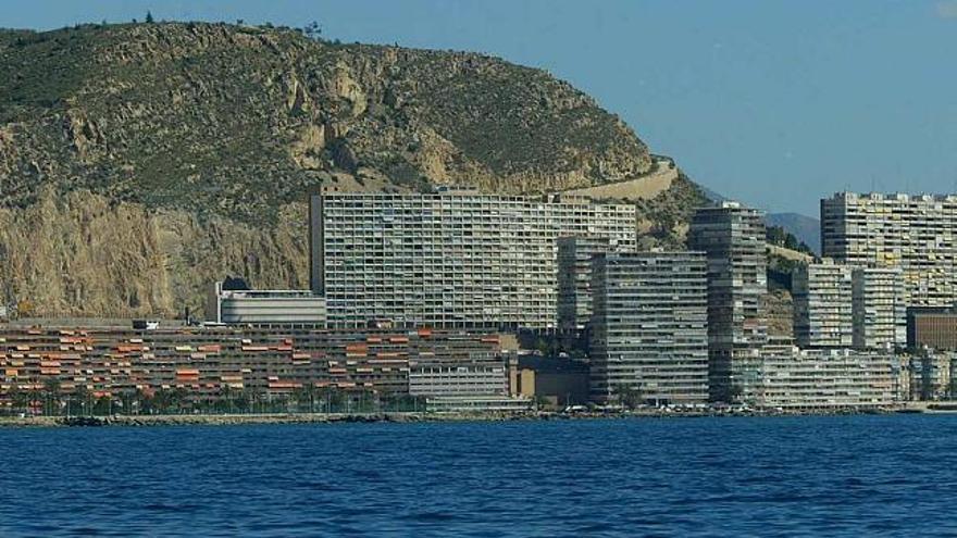 Vista desde el mar de los edificios afectados por el deslinde de Costas en la zona de Sol Naciente de La Albufereta