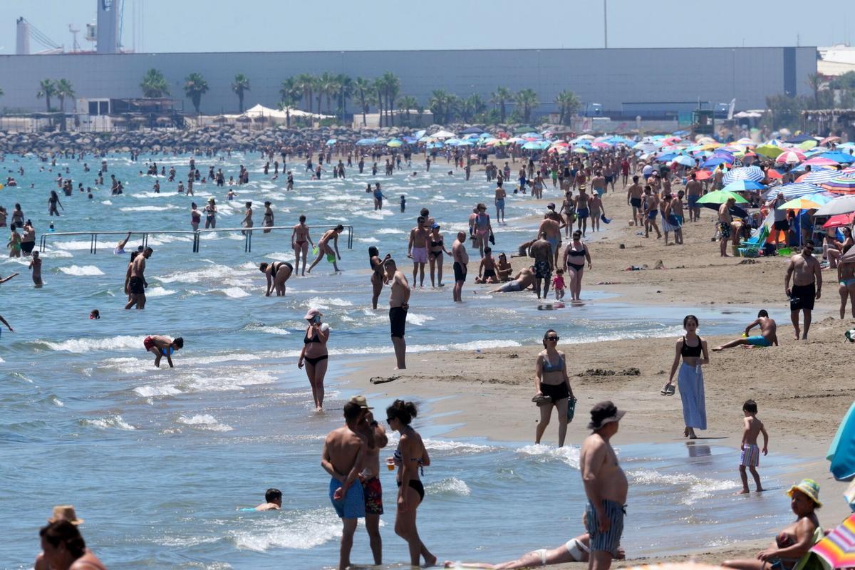 CASTELLON. GENTE EN LAS PLAYAS. BAÑANDOSE O TOMANDO ALGO EN LAS TERRAZAS. CALOR ALTAS TEMPERATURAS