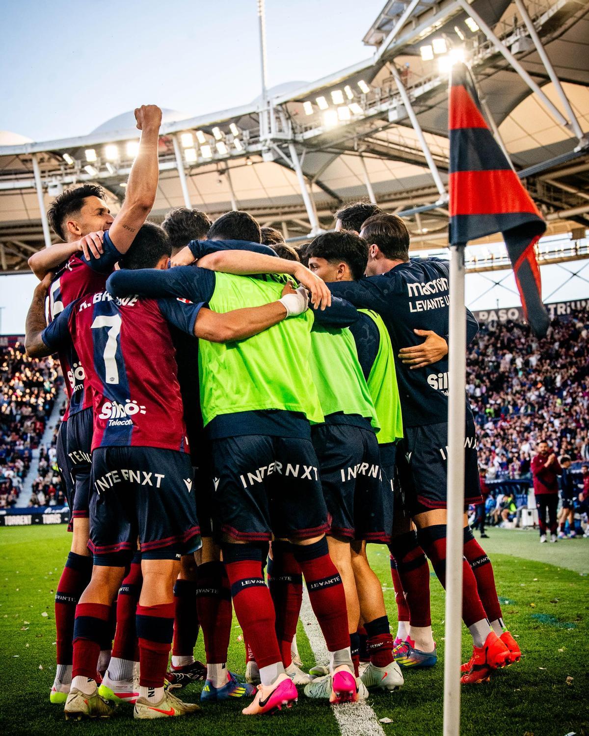 Uno de los banderines del Ciutat de València