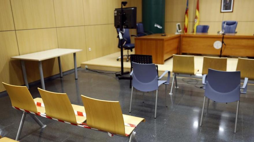 Sala preparada con medidas de distanciamiento para un juicio.