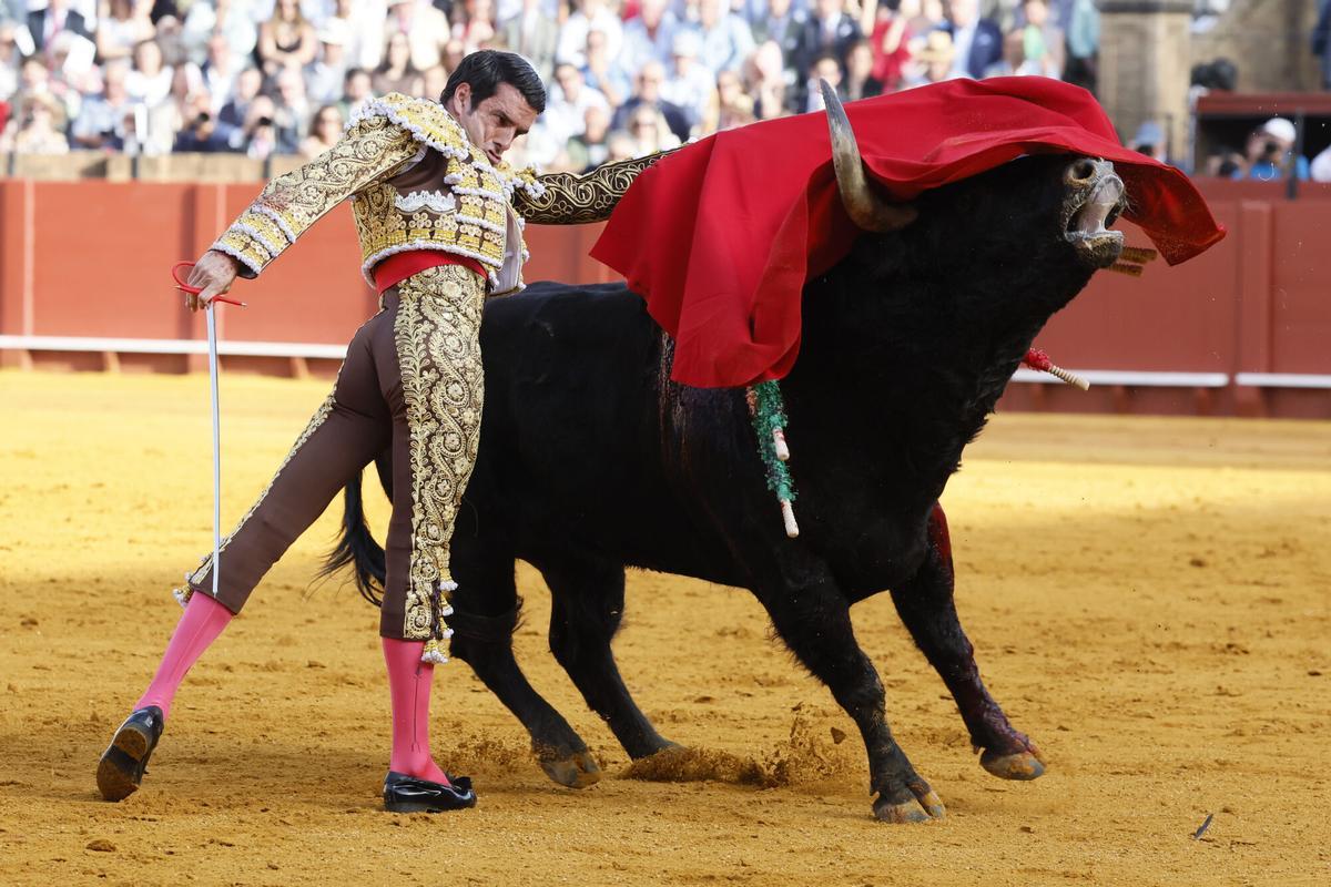 El diestro Emilio de Justo durante la lidia de su primer toro, en úndemia corrida de la Feria de Abril de Sevilla, con reses de la ganadería de El Parralejo, este miércoles en la plaza de la Maestranza.