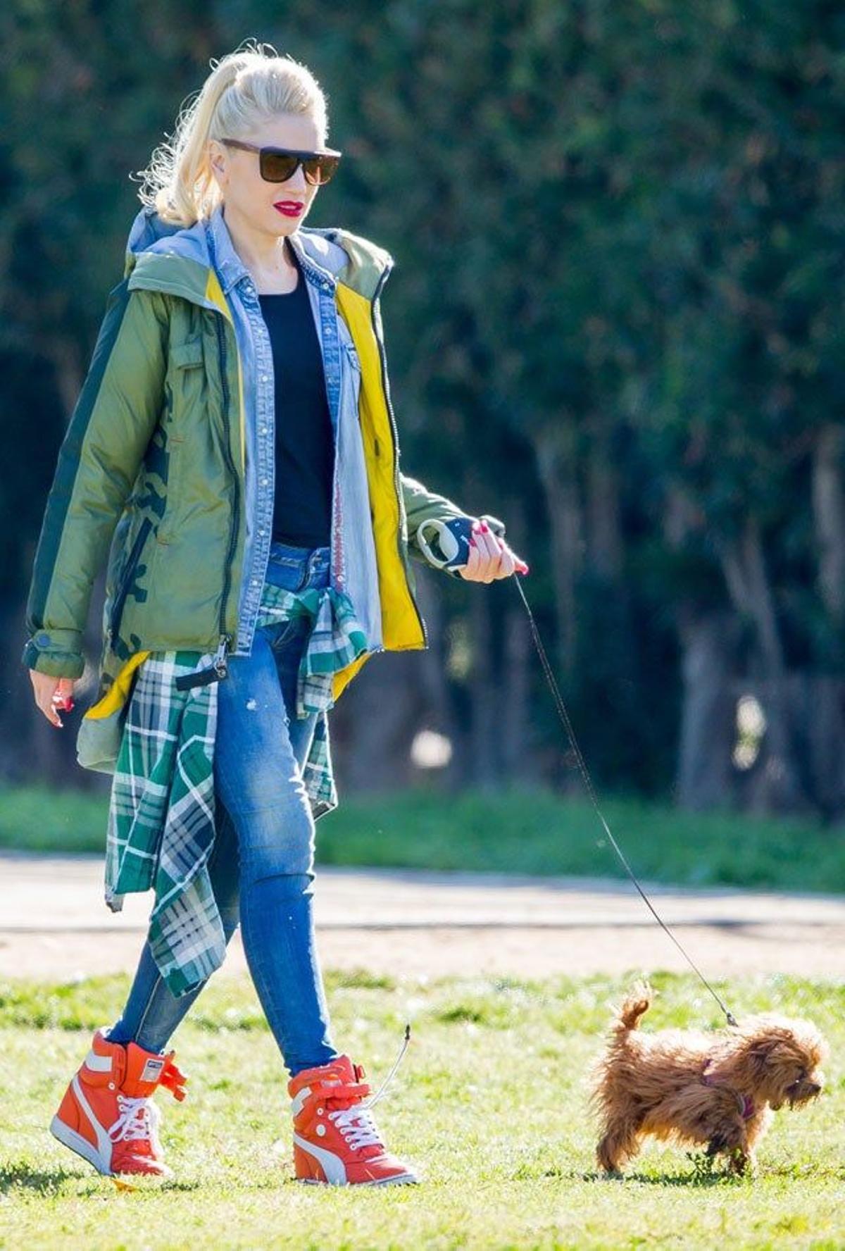 Gwen Stefani, de paseo con su perro