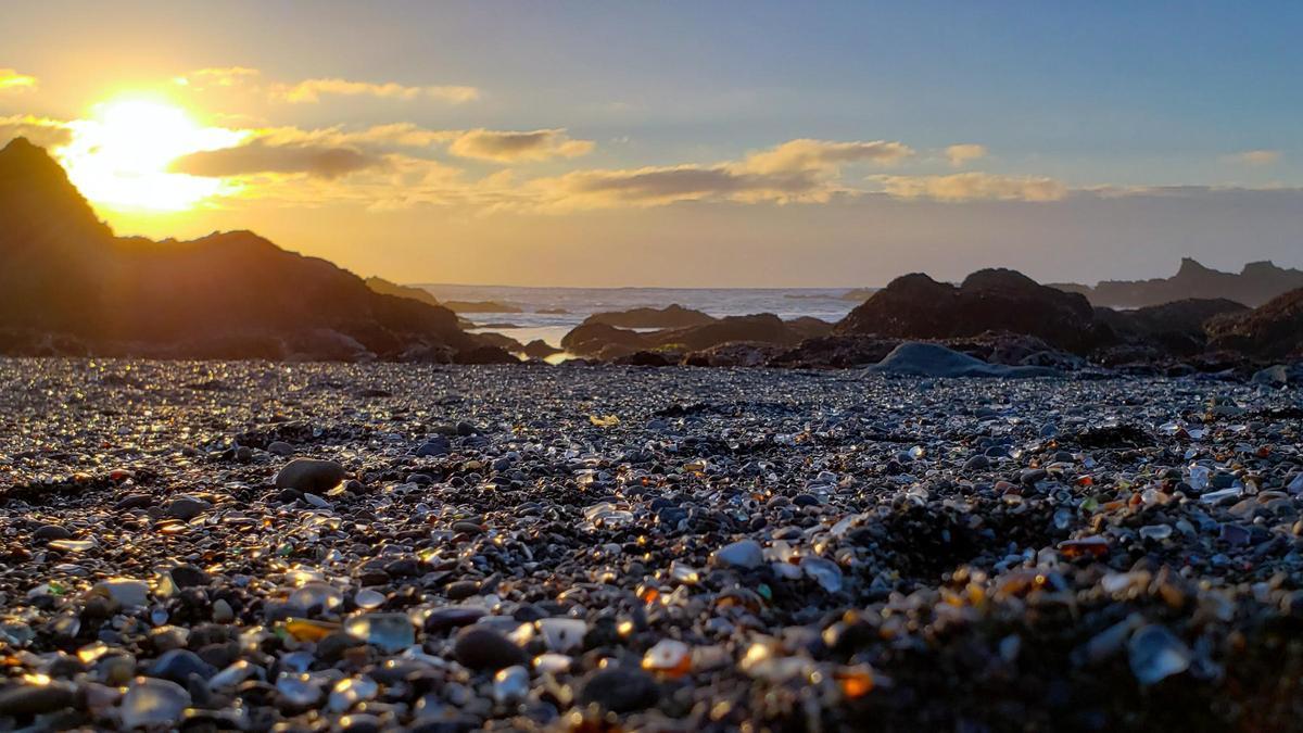 La Playa de Vidrio: cuando la naturaleza embellece los desastres humanos