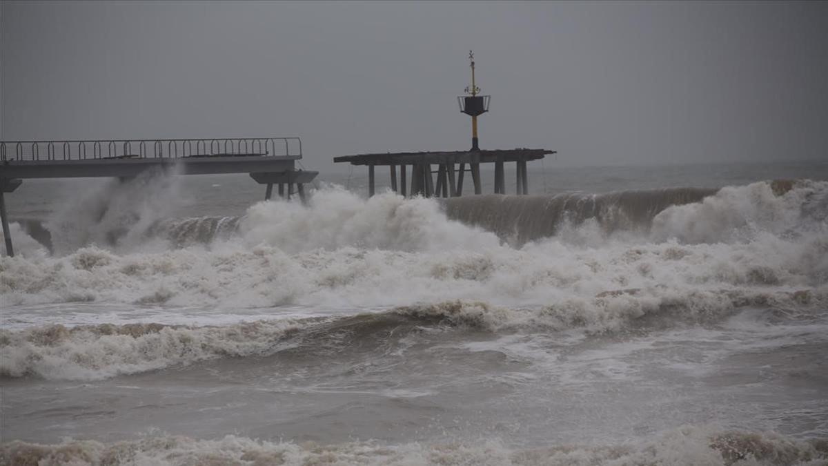 El Pont del Petroli de Badalona partido en dos por el temporal