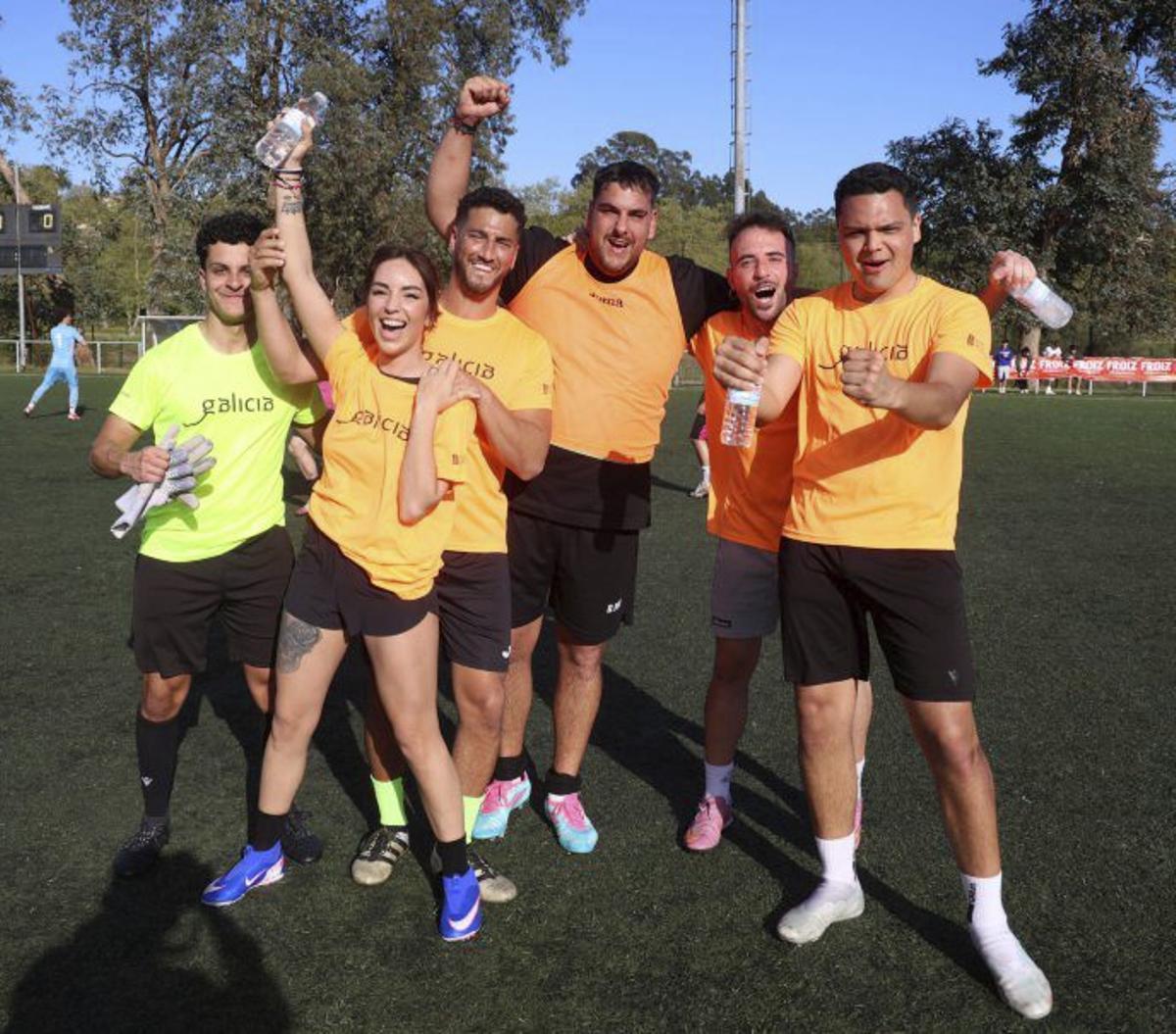 Los invitados celebran la victoria en su partido. | GUSTAVO SANTOS