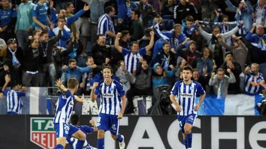 Els jugadors de l&#039;Alabès celebren el gol en l&#039;últim minut.